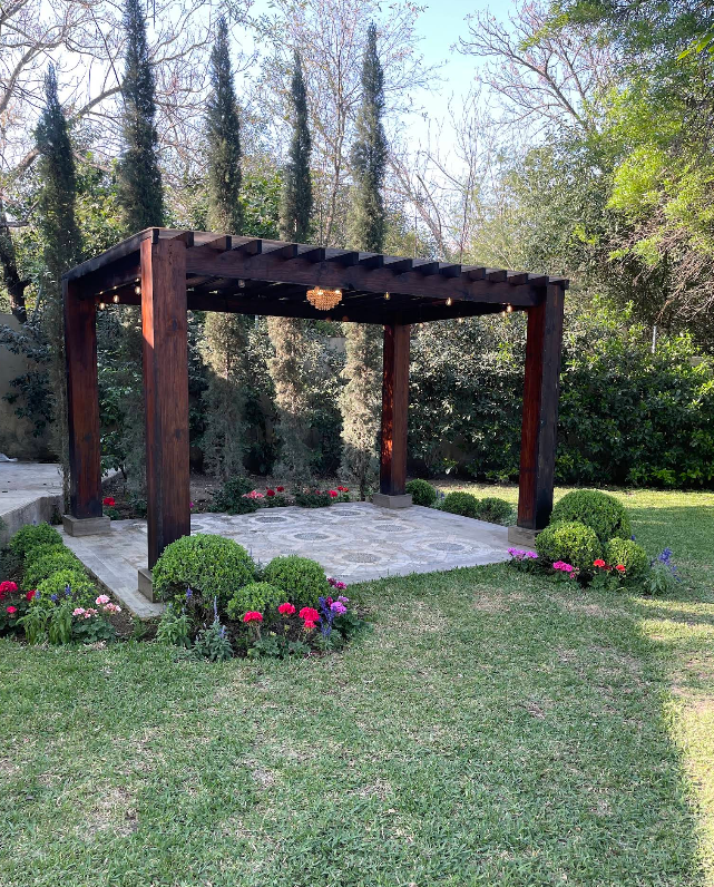 Jardín y pérgola